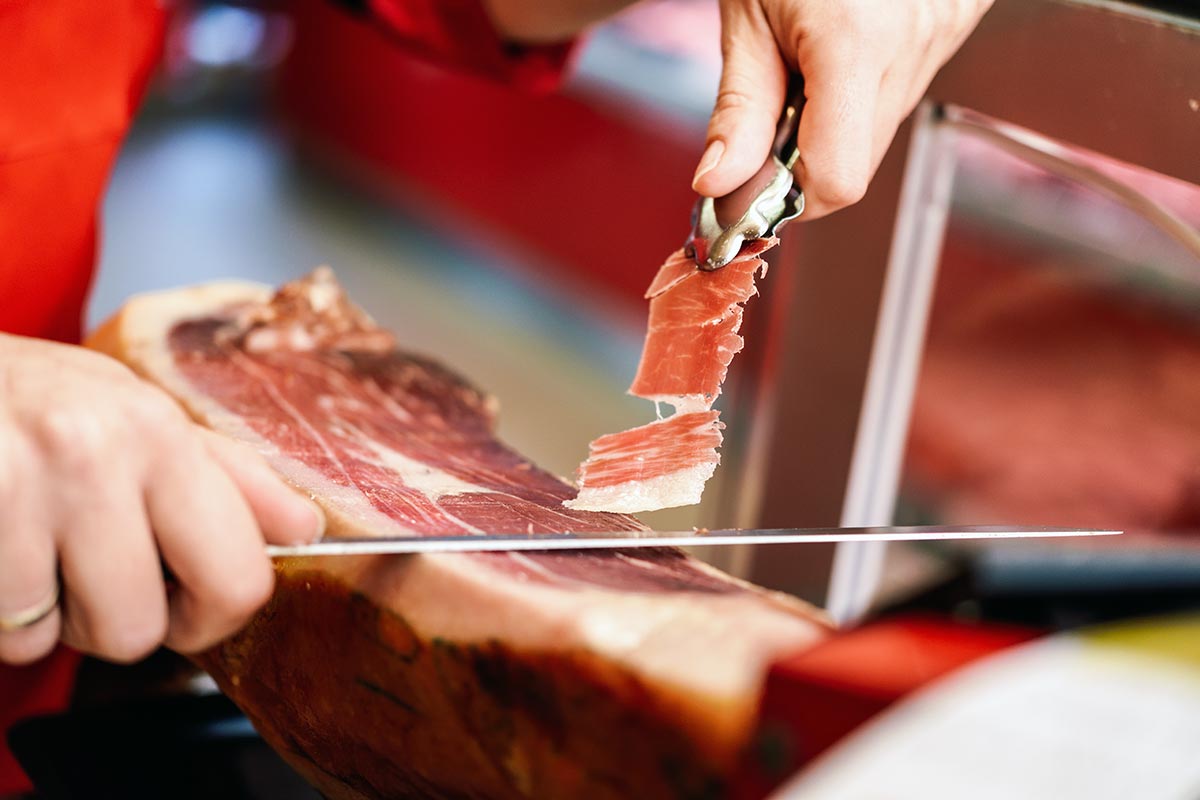 Esposizione di salumi freschi e stagionati nella nostra salumeria